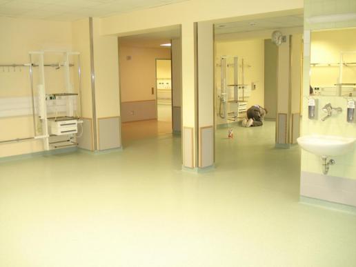 Sanierung ev. Krankenhaus Goettingen, Neubau incl. OP-Bereich. Belag Kautschuk 3,5 mm, PVC, Amtico. Ableitfähig verlegt, TüV-geprüft