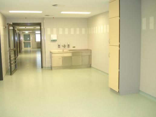 Sanierung ev. Krankenhaus Goettingen, Neubau incl. OP-Bereich. Belag Kautschuk 3,5 mm, PVC, Amtico. Ableitfähig verlegt, TüV-geprüft