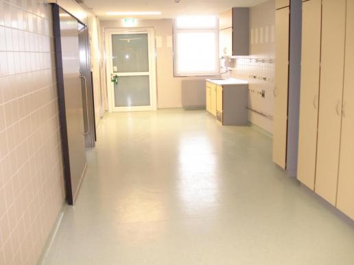 Sanierung ev. Krankenhaus Goettingen, Neubau incl. OP-Bereich. Belag Kautschuk 3,5 mm, PVC, Amtico. Ableitfähig verlegt, TüV-geprüft