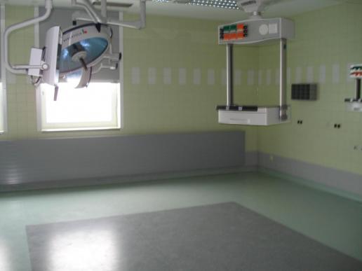 Sanierung ev. Krankenhaus Goettingen, Neubau incl. OP-Bereich. Belag Kautschuk 3,5 mm, PVC, Amtico. Ableitfähig verlegt, TüV-geprüft