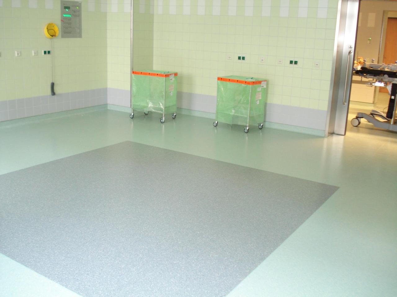 Sanierung ev. Krankenhaus Goettingen, Neubau incl. OP-Bereich. Belag Kautschuk 3,5 mm, PVC, Amtico. Ableitfähig verlegt, TüV-geprüft